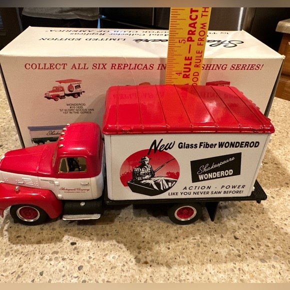 1957 IH DRY GOODS VAN ~SHAKESPEARE WONDEROD By FIRST GEAR INC. #10-1635 W Box - Picture 6 of 16